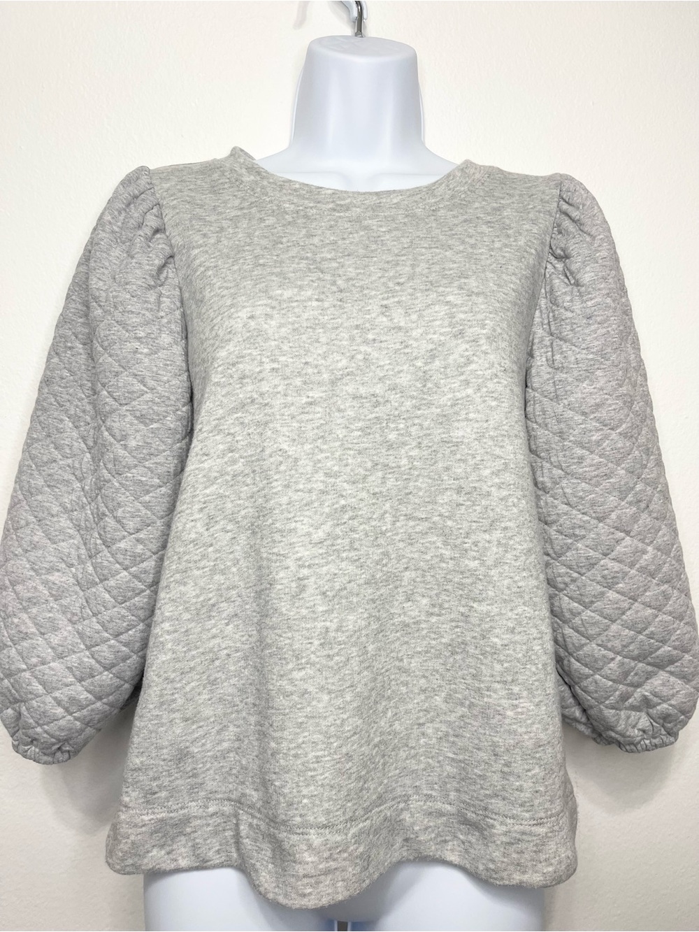 LOFT Heather Gray Quilted Balloon Sleeve Sweatshirt PTP 19” EUC